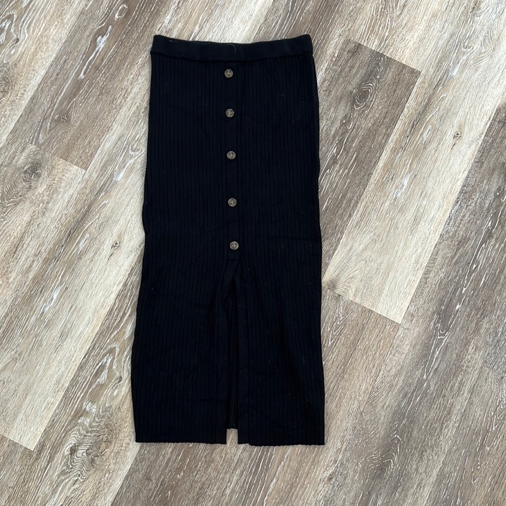 The Mint Julep Boutique Black Ribbed Midi Skirt